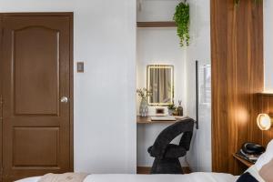 Chellewood Terrace 2BR Suite, Balcony & Pool View