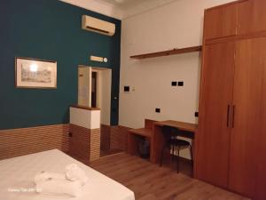 Eat, relax, love rooms