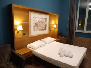 Eat, relax, love rooms