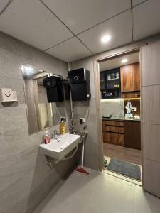 Luxury Stay for Solo Couple Triple Near Pari Chowk Expo Mart for up 4 guests