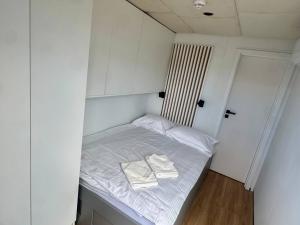 Aqua Loft Lux Houseboat & Waterfront Apartments