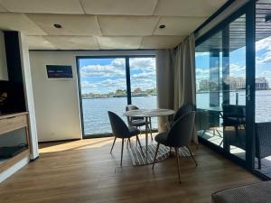 Aqua Loft Lux Houseboat & Waterfront Apartments