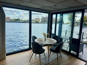 Aqua Loft Lux Houseboat & Waterfront Apartments