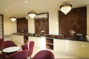 La Falcon Hotel
