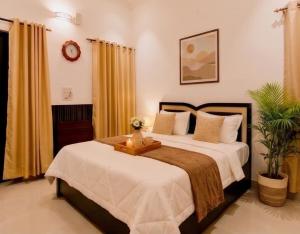 Sleek City Retreat with Kitchen l Near Airport