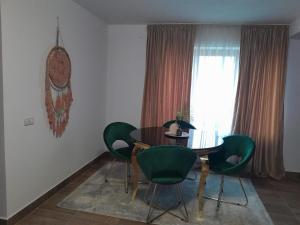 Vila Maria, sunt 2 camere si un living mare cu 2 canapele care se fac paturi matrimoniale se inchiriaza toata vila 150 lei de persoana copii au gratuita cazarea
