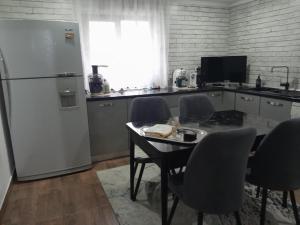 Vila Maria, sunt 2 camere si un living mare cu 2 canapele care se fac paturi matrimoniale se inchiriaza toata vila 150 lei de persoana copii au gratuita cazarea