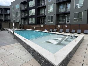 Prime Location Rooftop Pool Hot Tub & Gym