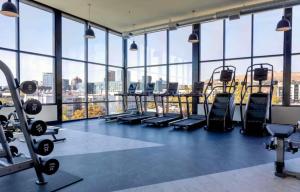 Prime Location Rooftop Pool Hot Tub & Gym