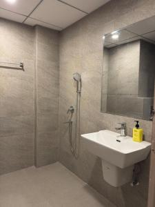 10 minutes away from ExpoMart-The Hideaway Stays