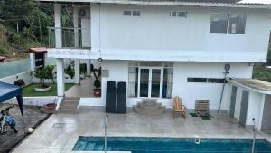 Casa Vacacional en Caluma con Piscina y Jacuzzi