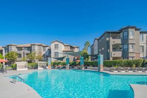 Close To Westgate Stadium with Pool Parking Gym WD