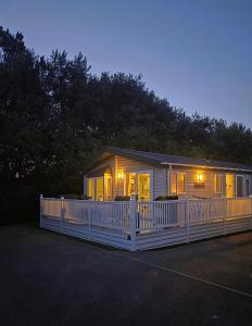 Beautiful Lodge Sleeps 4 with Indoor Pool