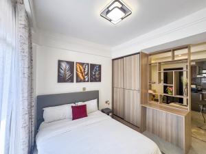 Spacious studio with a balcony and gym