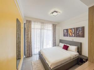 Spacious studio with a balcony and gym