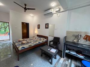 Studio Peaceful Path R-5 by Mukund Sadan Arambol