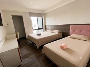 LuxeSuites-2 bedrooms, a short walk from Lostajibos, Equipetrol