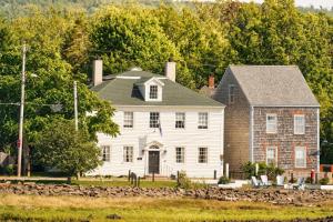 Bailey House Inn - Georgian Waterfront Retreat