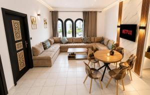 Magnifique appartement Bahia Smir pieds dans l eau Plage Al Amin 2 chambres, 2 salons