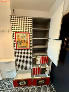 Color Pop Studio Apt near UNWE w Fast Wi-Fi