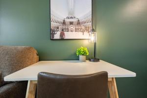Landing Amazing 1BD in Steelpointe Harbor