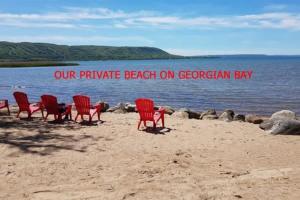 6 bdrm Blue Mountain Chalet, Walk to the Village, Hot Tub, Sauna, BBQ, Ping Pong Table
