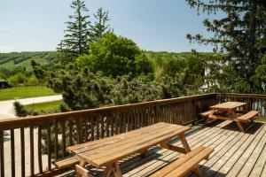 6 bdrm Blue Mountain Chalet, Walk to the Village, Hot Tub, Sauna, BBQ, Ping Pong Table