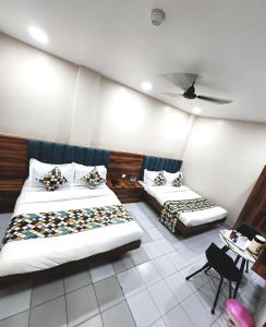 Hotel Neelam Palace in- 3 Minute From New Delhi Station And Connaught Place
