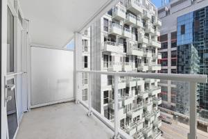 CN Tower Views Bright Modern 2BR