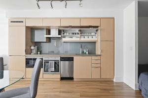 CN Tower Views Bright Modern 2BR