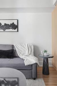 CN Tower Views Bright Modern 2BR