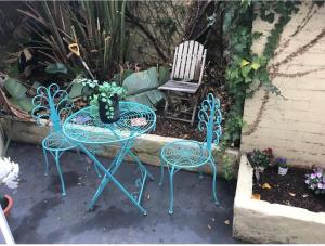 STYLISH COURTYARD UNIT, in the HEART OF STH YARRA
