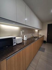 3BR Spacious Modern Condo Close Manila Bay & Okada, Near NAIA & MOA