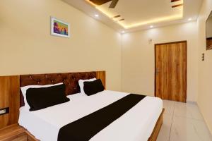 Hotel manyam palace