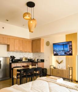 Venice Luxe Stay, Studio Type, Queen size bed, Fast Wifi near BGC