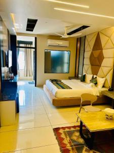The Hotel Emerald