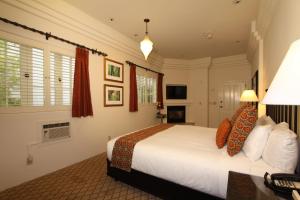 Cypress Inn Carmel-by-the-Sea