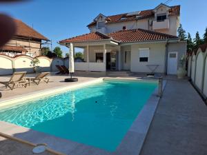 Serbian home with swimming pool - free parking