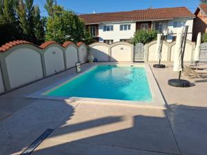 Serbian home with swimming pool - free parking