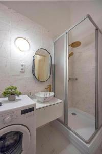 Light-Filled 3BR Retreat - Relaxing Family Apt