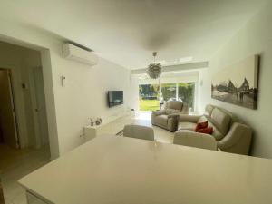 Ground-floor apartment with garden and pool- Benalmádena