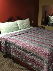King Suite room in Moonlight Inn & Suites