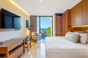 Seabreeze Haven | Oceanview studio, pool & gym