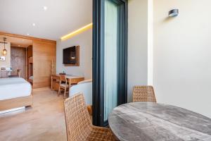 Seabreeze Haven | Oceanview studio, pool & gym