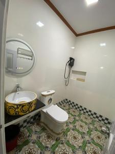 phai sombo sombat Hotel168 fish island