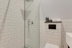 Lawendowa Old Town Signature Rooms with Shared Kitchen by Downtown Apartments