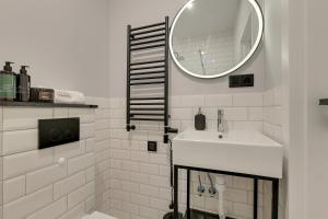 Lawendowa Old Town Signature Rooms with Shared Kitchen by Downtown Apartments