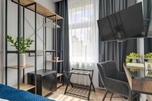 Lawendowa Old Town Signature Rooms with Shared Kitchen by Downtown Apartments