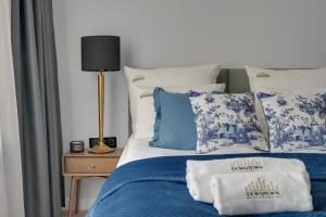 Lawendowa Old Town Signature Rooms with Shared Kitchen by Downtown Apartments