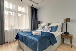 Lawendowa Old Town Signature Rooms with Shared Kitchen by Downtown Apartments